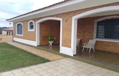 Imagem: A casa possui 4 Dormitórios, 4 Banheiros, 4 Vagas na garagem