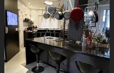 Imagem: A casa possui 3 Dormitórios, 3 Banheiros, 2 Vagas na garagem