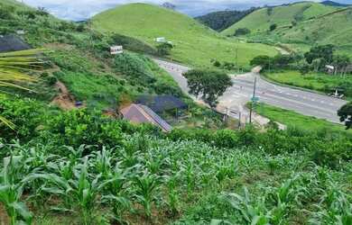 Imagem: A casa possui 3 Dormitórios, 2 Banheiros, 5 Vagas na garagem