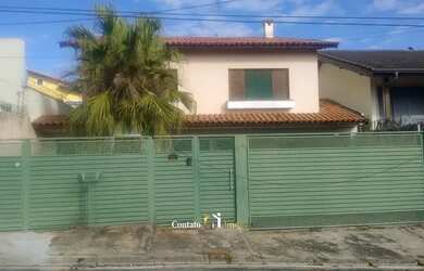 Imagem: A casa possui 4 Dormitórios, 5 Banheiros, 4 Vagas na garagem