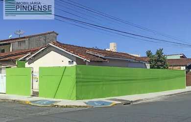 Imagem: A casa possui 2 Dormitórios, 1 Banheiro, 2 Vagas na garagem
