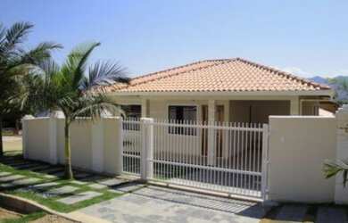 Imagem: A casa possui 3 Dormitórios, 1 Banheiro, 1 Vaga na garagem