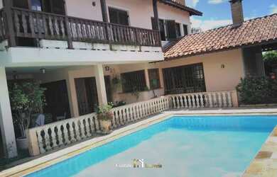 Imagem: A casa possui 4 Dormitórios, 3 Banheiros, 5 Vagas na garagem