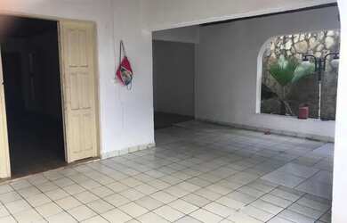 Imagem: A casa possui 3 Dormitórios, 2 Banheiros, 3 Vagas na garagem