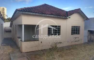 Imagem: A casa possui 3 Dormitórios, 2 Banheiros, 3 Vagas na garagem