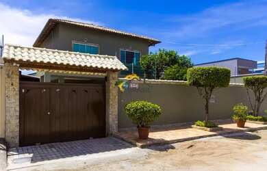 Imagem: A casa possui 4 Dormitórios, 3 Banheiros, 4 Vagas na garagem