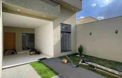 Imagem: A casa possui 3 Dormitórios, 2 Banheiros, 2 Vagas na garagem