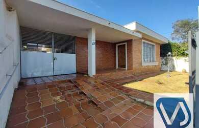 Imagem: A casa possui 3 Dormitórios, 3 Banheiros e 180m² de Área