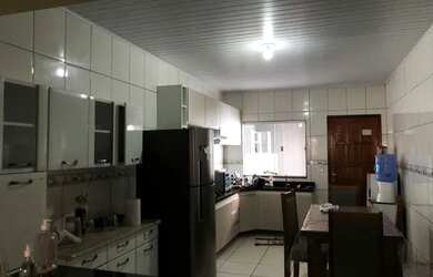 Imagem: A casa possui 3 Dormitórios, 2 Banheiros, 1 Vaga na garagem