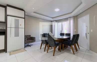 Imagem: A casa possui 3 Dormitórios, 2 Banheiros, 2 Vagas na garagem