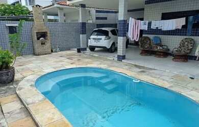 Imagem: A casa possui 4 Dormitórios, 1 Banheiro, 2 Vagas na garagem