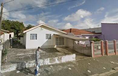 Imagem: A casa possui 3 Dormitórios, 1 Banheiro, 2 Vagas na garagem