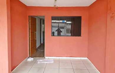 Imagem: A casa possui 3 Dormitórios, 1 Banheiro, 2 Vagas na garagem