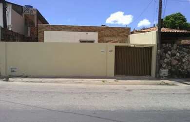 Imagem: A casa possui 3 Dormitórios, 2 Banheiros e 3 Vagas na garagem