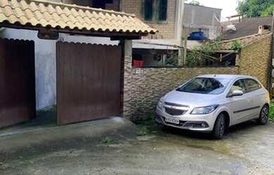 Imagem: A casa possui 2 Dormitórios e 2 Vagas na garagem e está localizado