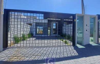 Imagem: A casa possui 3 Dormitórios, 2 Banheiros, 2 Vagas na garagem