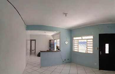 Imagem: A casa possui 2 Dormitórios, 1 Banheiro, 1 Vaga na garagem