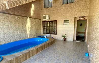 Imagem: A casa possui 4 Dormitórios, Acomodam 10 pessoas, 2 Vagas na