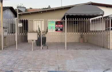 Imagem: A casa para alugar possui 2 Dormitórios, 3 Banheiros, 2 Vagas