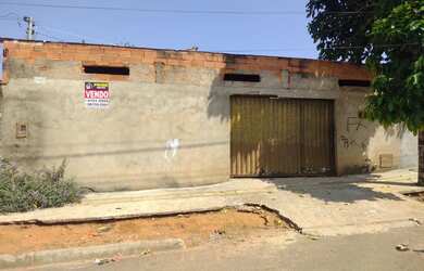 Imagem: A casa possui 2 Dormitórios, 1 Banheiro, 2 Vagas na garagem