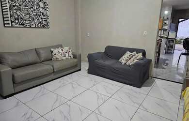 Imagem: A casa possui 4 Dormitórios, 3 Banheiros, 2 Vagas na garagem