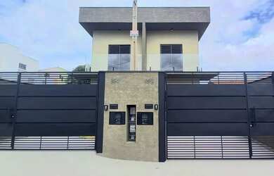 Imagem: A casa possui 3 Dormitórios, 4 Banheiros, 2 Vagas na garagem