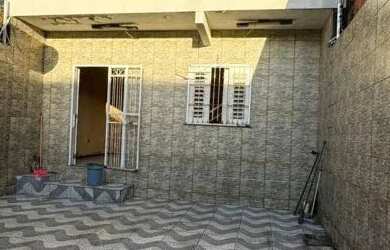 Imagem: A casa possui 3 Dormitórios, 2 Banheiros, 1 Vaga na garagem