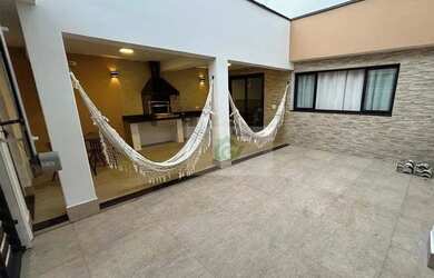 Imagem: A casa possui 2 Dormitórios, 2 Banheiros, 2 Vagas na garagem