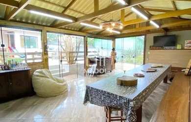 Imagem: A casa possui 4 Dormitórios, 2 Banheiros, 5 Vagas na garagem