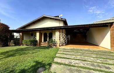 Imagem: A casa possui 4 Dormitórios, 4 Banheiros, 5 Vagas na garagem