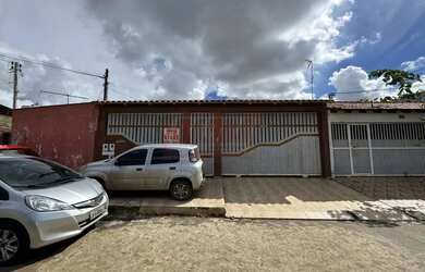 Imagem: A casa possui 2 Dormitórios, 1 Banheiro, 3 Vagas na garagem