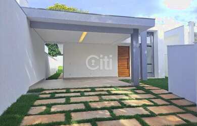 Imagem: A casa possui 3 Dormitórios, 1 Banheiro, 2 Vagas na garagem