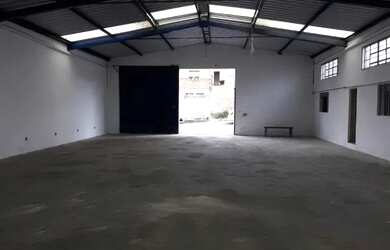 Imagem: O depósito possui 4 Vagas na garagem e 280m² de Área e está