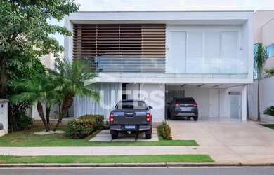 Imagem: A casa em condomínio possui 4 Dormitórios, 5 Banheiros, 5