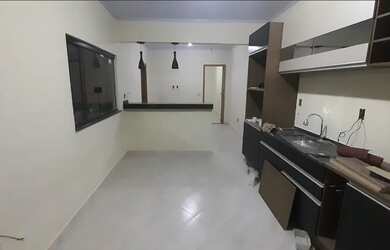 Imagem: A casa possui 2 Dormitórios, 1 Banheiro, 2 Vagas na garagem