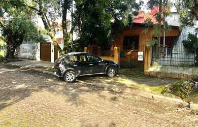 Imagem: A casa possui 3 Dormitórios, 2 Banheiros, 2 Vagas na garagem