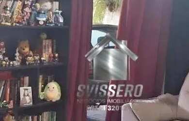 Imagem: A casa possui 3 Dormitórios, 2 Banheiros, 2 Vagas na garagem