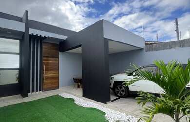 Imagem: A casa possui 3 Dormitórios, 2 Banheiros, 2 Vagas na garagem