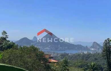 Imagem: A casa possui 4 Dormitórios, 5 Banheiros, 3 Vagas na garagem