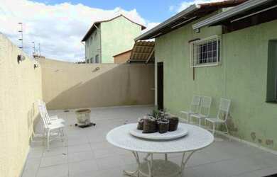 Imagem: A casa possui 3 Dormitórios, 2 Banheiros, 4 Vagas na garagem