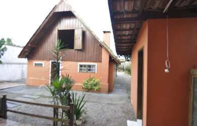 Imagem: A casa possui 4 Dormitórios, 4 Banheiros, 5 Vagas na garagem