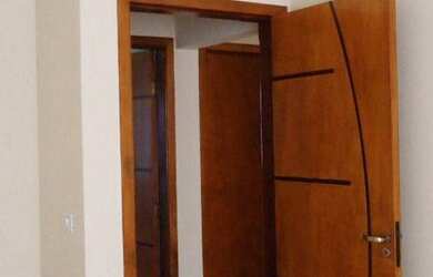 Imagem: A casa possui 4 Dormitórios, 2 Banheiros, 2 Vagas na garagem