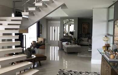 Imagem: A casa possui 3 Dormitórios, 5 Banheiros, 5 Vagas na garagem