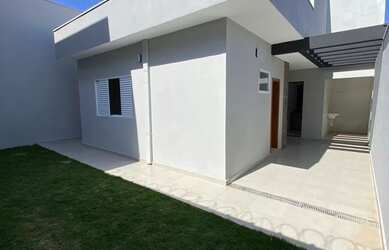 Imagem: A casa possui 3 Dormitórios, 3 Banheiros, 2 Vagas na garagem