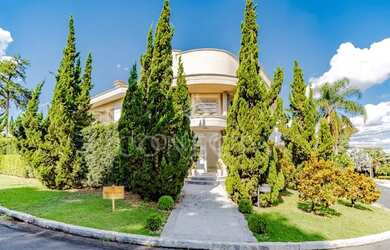 Imagem: A casa possui 5 Dormitórios, 5 Banheiros, 5 Vagas na garagem