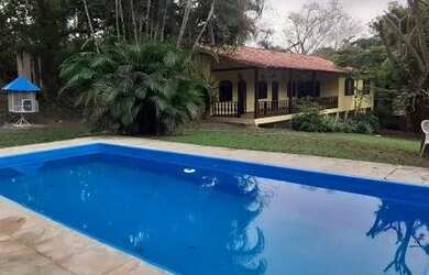 Imagem: A casa possui 3 Dormitórios, 3 Banheiros, 2.000m² de Área