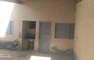 Imagem: A casa possui 2 Dormitórios, 1 Banheiro, 1 Vaga na garagem