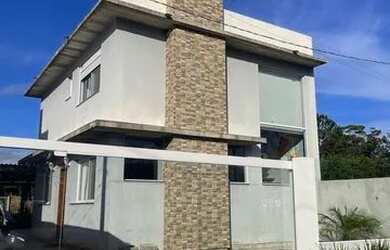 Imagem: A casa possui 3 Dormitórios, 2 Banheiros, 3 Vagas na garagem