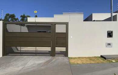 Imagem: A casa possui 1 Dormitório, 2 Banheiros, 2 Vagas na garagem