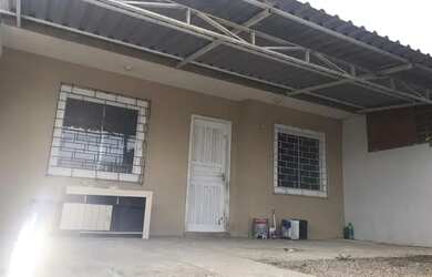 Imagem: A casa possui 3 Dormitórios, 1 Banheiro, 2 Vagas na garagem